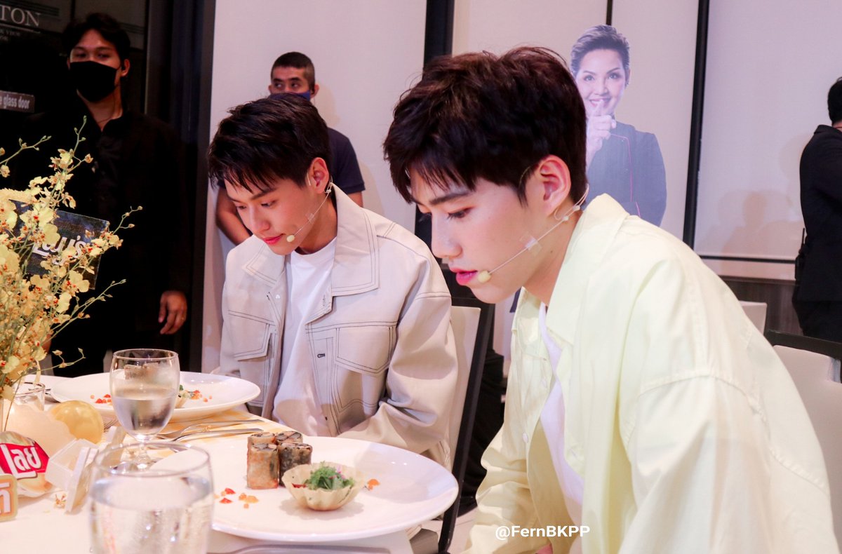 FernBKPP's tweet photo. วันดินเนอร์เลย์นั่งข้างพีพี น้องคอยมองตลอดเลย ชอบก้มหัวให้ ถามกินได้มั้ยครับ กินเลยๆ คอยใส่ใจคนรอบตัวตลอด แต่เขินมากไม่กล้ามองหน้าน้อง เงยหน้ามาทีเจอพีพียิ้มให้จะเป็นลม อิ่มทริพย์มากกินไม่ลงเลย #พีพีที่แสนดี https://t.co/7b9ZA5WgfT