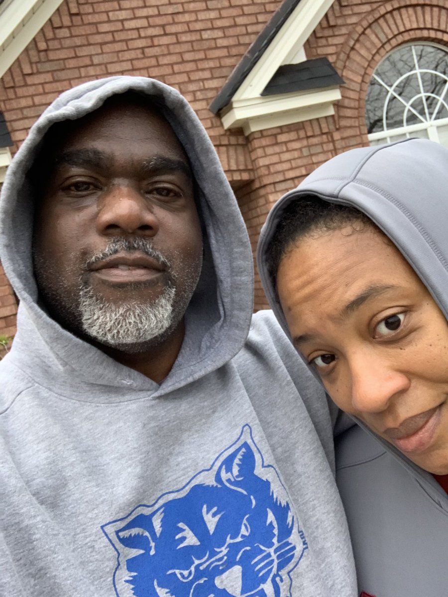 Kwray54's tweet image. Got after it in the cold this morning. 1 Mile then 4 rounds of Ray Family Crossfit. Yes we added a round. Way to go Dr. @kray1994  Good Work! #GoalsToMeet #CrossFitThursday #TrenchMob