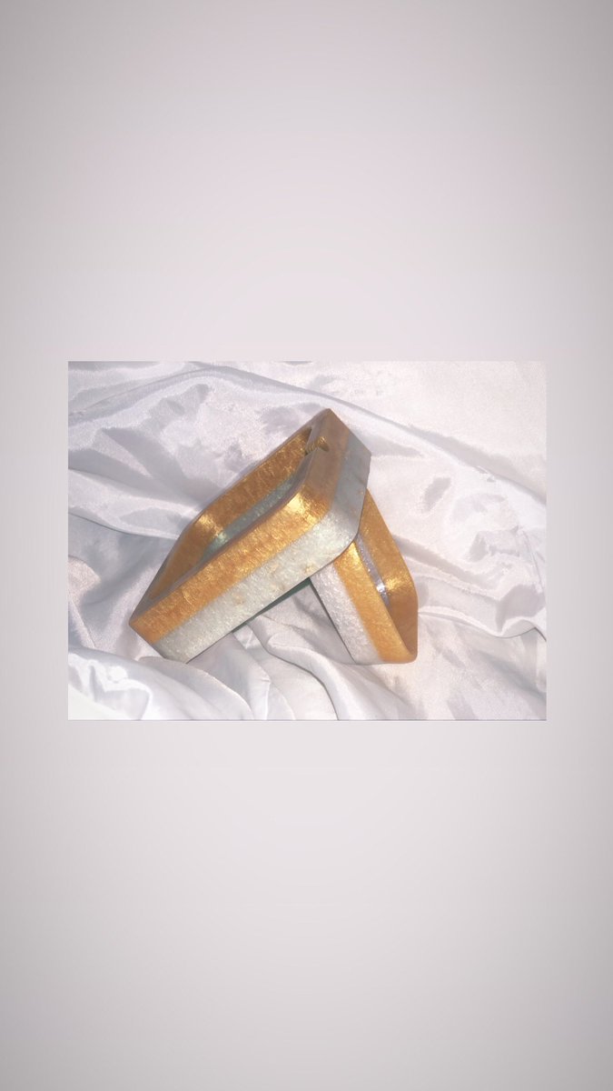 HigherSenseCo's tweet photo. Follow me! #Etsy #Sale #Resin #ResinArt #Ashtrays #HolidaySale #RollingTrays #Handmade #Custom #BlackOwned #LocalBusiness #OnlineShopping #GiftIdeas #TagSomeone #ChristmasGifts #Christmas2020 #ElizabethTaylor #WhiteDiamonds  #Follow #Like #Share #ResinAshtrays #TraySets https://t.co/gxUgpAluAR