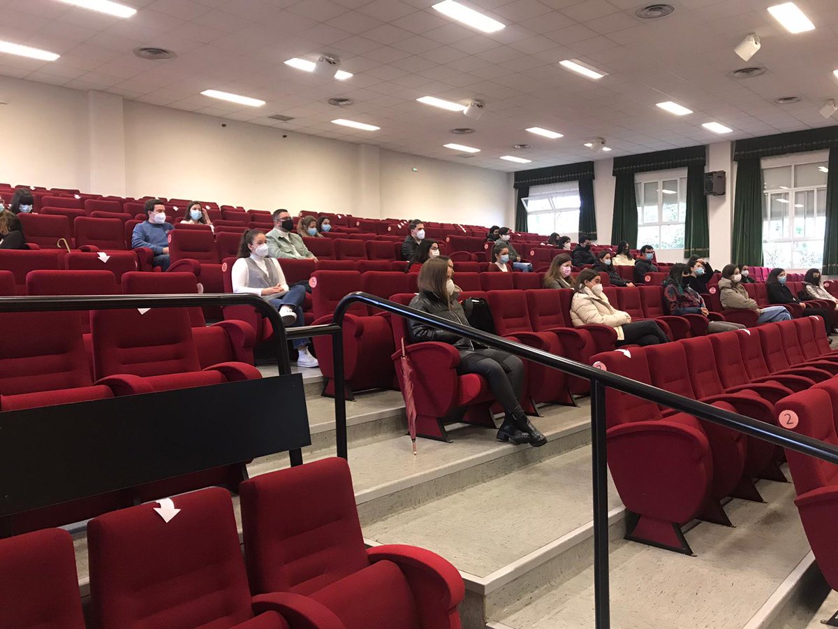 infouex's tweet photo. ✔️La profesora @cortizcaraballo con sus estudiantes de Matemáticas de Bioquímica en @infovetcaceres han estudiado la evolución de la pandemia de la COVID-19 en España
✔️Como colofón final, ayer estuvo con ellos el periodista @SergioParra97 
✔️Trabajo: memoria, póster y su defensa https://t.co/M5IUNDygP8