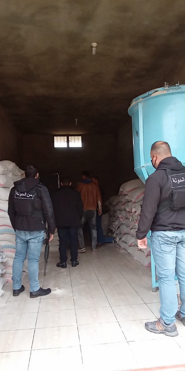 statesecuritylb's tweet photo. دوريات مؤازرة مع رئيس مصلحة الزراعة في عكار الذي قام بالكشف على عدد المحال المعدة لبيع العلف الحيواني في مناطق الدريب - وادي خالد وأكروم، وتنظيم إستمارات بالبضائع المدعومة داخل هذه المحال بغية عدم احتكارها او تهريبها. https://t.co/JiDdwBHelG