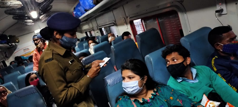 rpfser's tweet photo. On 17.12.2020 "Operation My Saheli" of S,E, Rly. LSI ANUPAMA-RPF/ZSCNL &amp; LSI APOORVA RPF/SHM with staff attended Train no.-02829, HWH-TATA at-HWH Rly, station, at 17:20 hrs. Interacted with ladies passengers &amp; briefed them about PSHL-182,TOPB Drugging, Human trafficking etc. https://t.co/c96X3VpsmE
