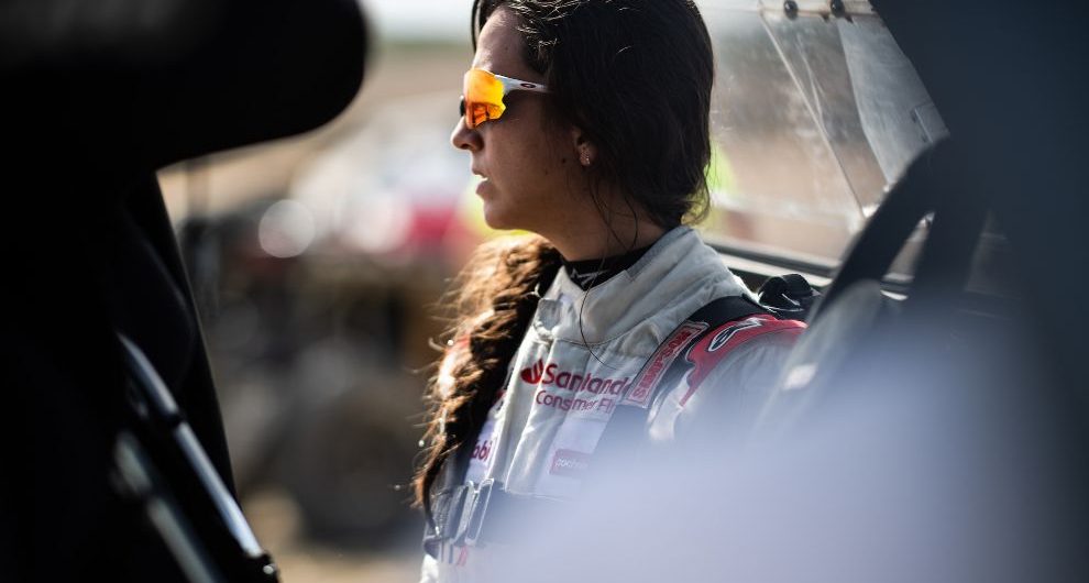 DriversEcuador's tweet photo. #CristinaGutiérrez es la primera mujer española que logró acabar el Rally Dakar en coches y formará parte del equipo X44 de Extreme E: junto a #SebastienLoeb y a las órdenes de @LewisHamilton. https://t.co/S4igFYtD2y
#Rally #Dakar #DriversEc #F1 https://t.co/rEJBOA6m19