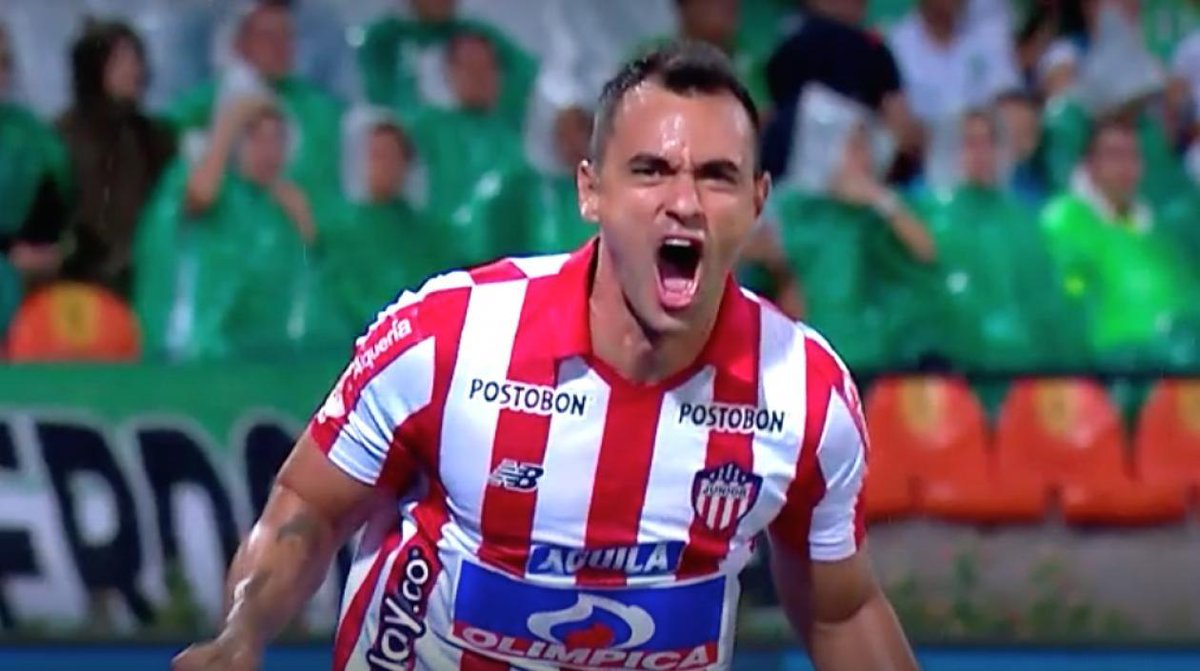 Somos_Junior's tweet photo. Eternamente agradecido, el ser humano por naturaleza tiene muy buena memoria a corto plazo y muy mala a largo, fuiste relevante en el equipo de la 8va y la 9na, te convertiste en uno de los laterales más importantes de la historia, si este es el final, gracias por tanto Marlon. https://t.co/3D6OxHpmLG