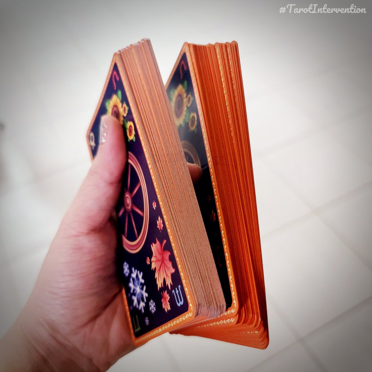 moditarot's tweet image. หนึ่งในกระบวนการทำความคุ้นเคยกับไพ่แต่ละสำรับของเรา ก็คือการแต่งองค์ทรงเครื่องให้เค้านี่หละ ซ้าย before ขวา after

#tarot #tarotdeck #tarotdeckmodification #ไพ่ทาโรต์