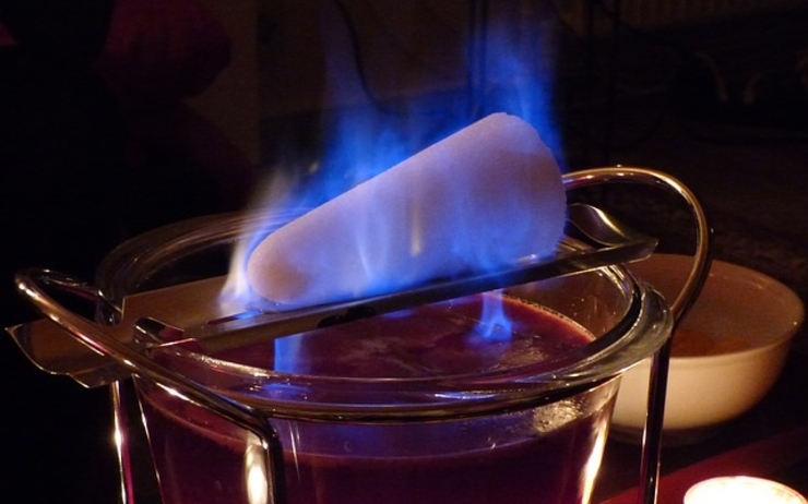 LPJHeidMann's tweet photo. Alors que les traditionnels marchés de Noël n’auront pas lieu en Allemagne en 2020 et que la vente de vin chaud est interdite, préparons nous-mêmes un « Feuerzangenbowle » ! https://t.co/Anj4QI0gQ5 https://t.co/epb4LdqraY