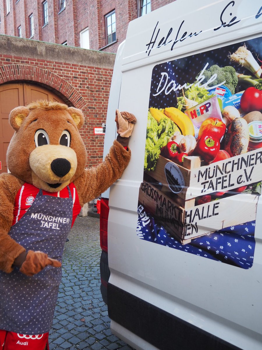 FCBBasketball's tweet photo. Wir bleiben am Ball ✊
Heute war vor allem die @FCBB_Jugend bei der #MünchnerTafel am Start mit Special Guest @FCBerni12.
#FCBB #Helpside #Tafel #München @fcbayern https://t.co/yErbGK1GmA