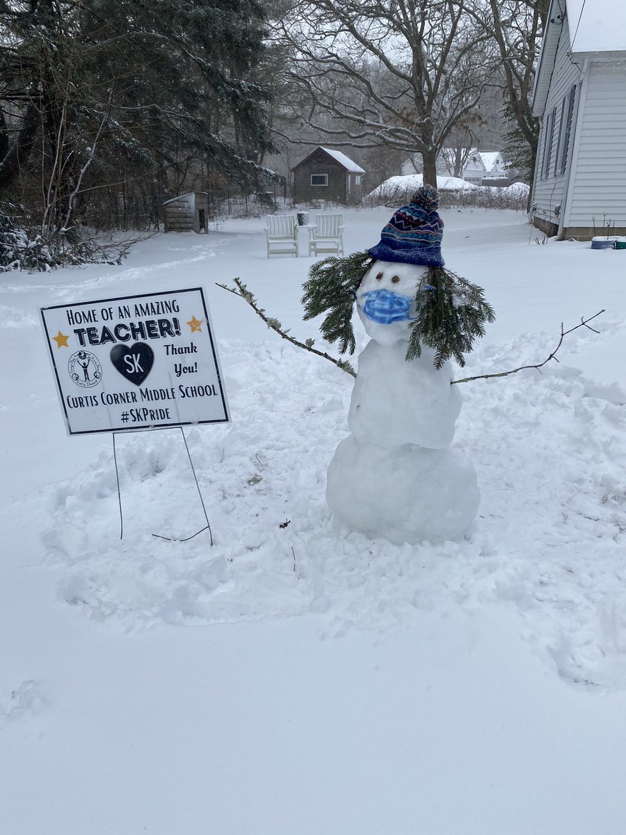 SrtaBerkeSKHS's tweet image. Can’t ask my students to do it if I’m not willing to do the same! I think that’s a teaching rule somewhere...❄️☃️🥶❄️ #asynchronouslearning  #snowselfie #maskup @CurtisCornerMS @AP_CurtisCorner