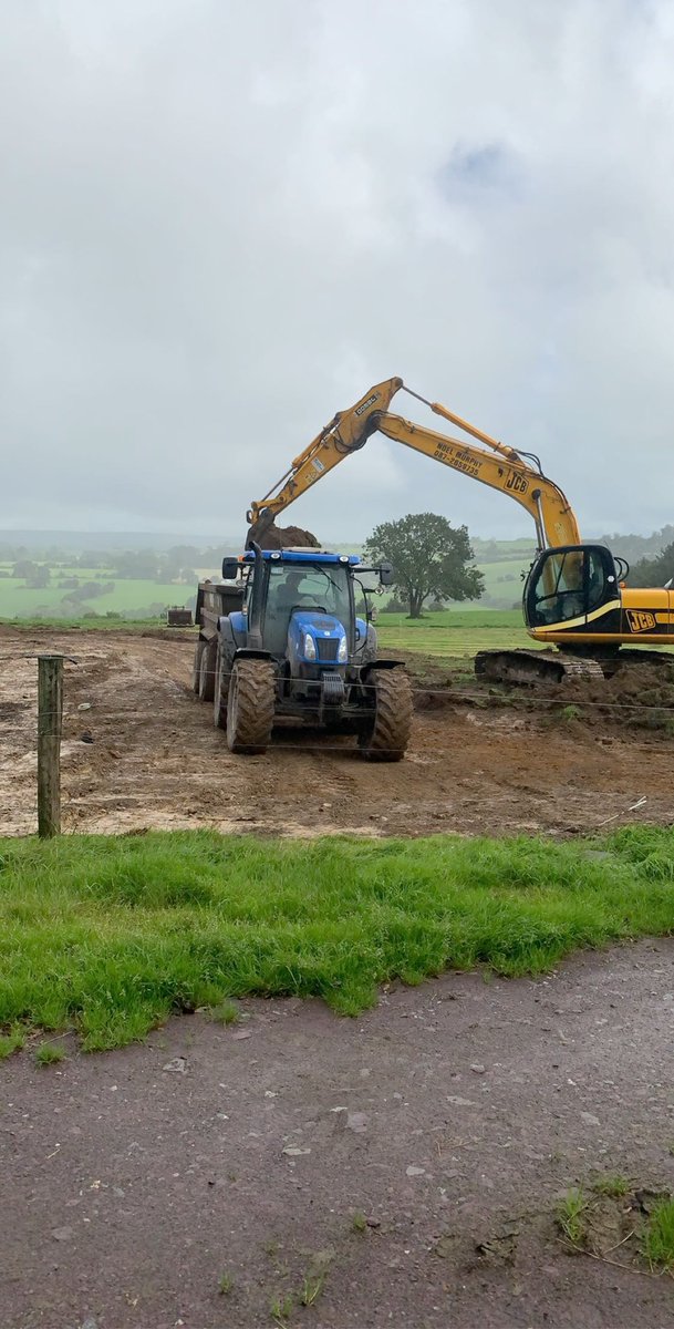 bernardfoley00's tweet photo. Busy 3 months, final load of concrete down today just before the rain. Few finishing touches over the nxt week and should have everything home in the one yard for the Christmas dinner #dreamteam @PaddyHallissey #teamdairy https://t.co/QK236QjekN