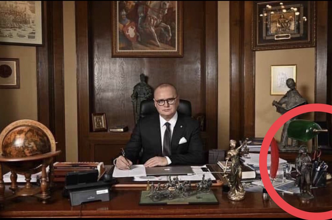 XeniaKsenija21's tweet photo. "Napoleonov kompleks"  je kompleks od koga pate veoma niski ljudi, tačnije, muškarci, koji nedostatak visine nadomešćuju agresivnim i nadobudnim ponašanjem. 
Mali kaplar Goran. https://t.co/xSvsQDcgBZ