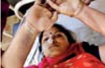 *A man was suspected of stealing a cell phone. Now, in order to arrest him, police brought his sister to police station, which was basically illegal detention.*She got traumatized & consumed poison, she is undergoing treatment. In case of VIPs & rich, this doesn't happen...1/2