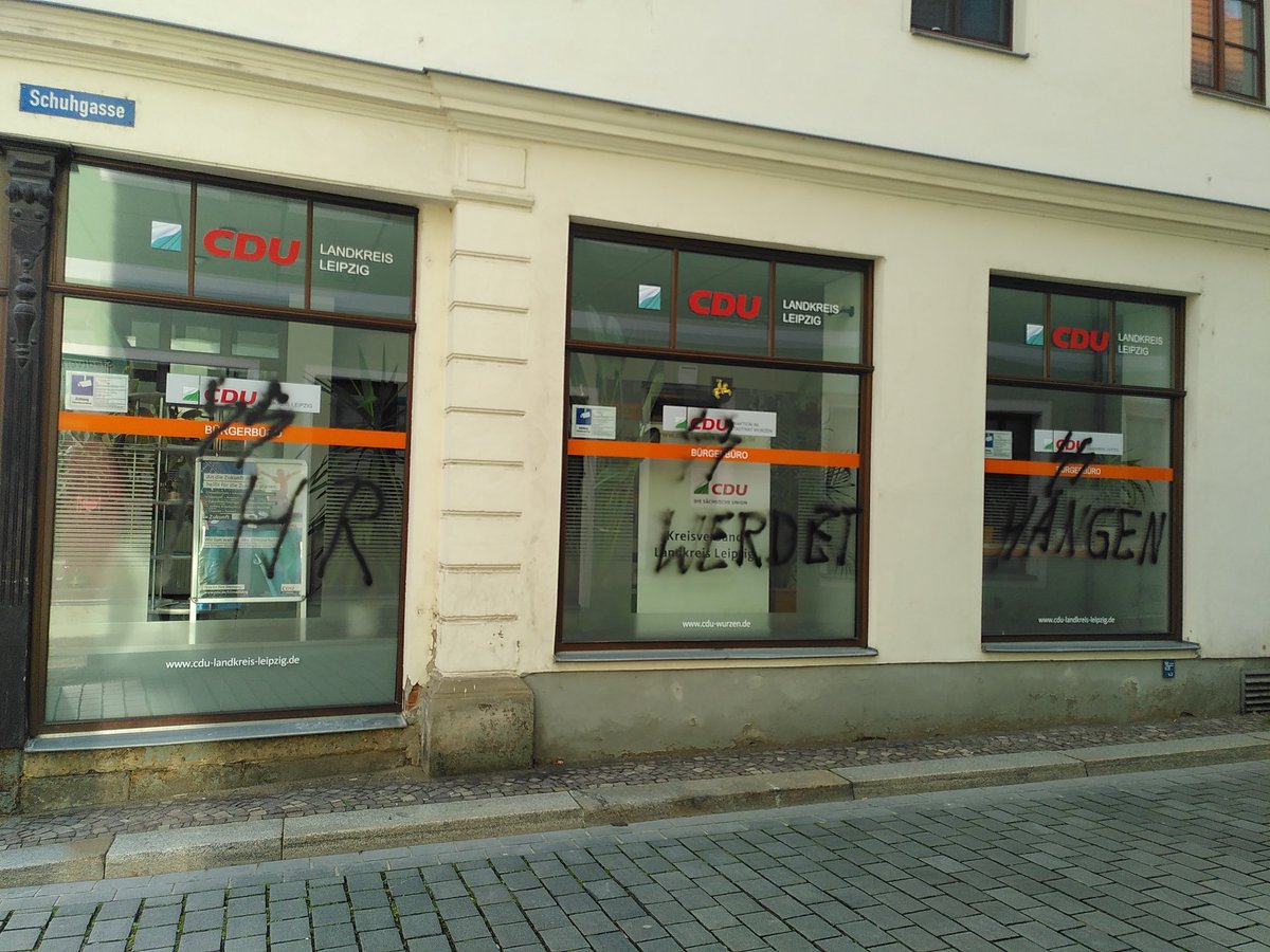 probablyzuerich's tweet photo. Nazis so: "Ihr werdet hängen!"
CDU so: "Das waren bestimmt die Linken!" https://t.co/Q1d4jXNAXn