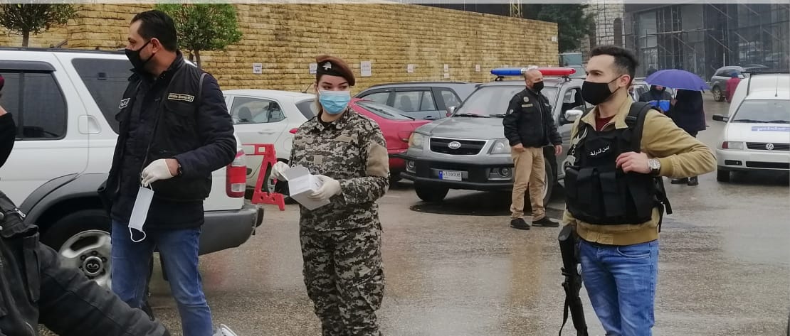 statesecuritylb's tweet photo. توزيع كمامات على المواطنين في منطقة عاليه وحثهم على ضرورة استعمالها والالتزام بالتباعد الاجتماعي للحد من انتشار جائحة كورونا. https://t.co/x1uhhrjoq5