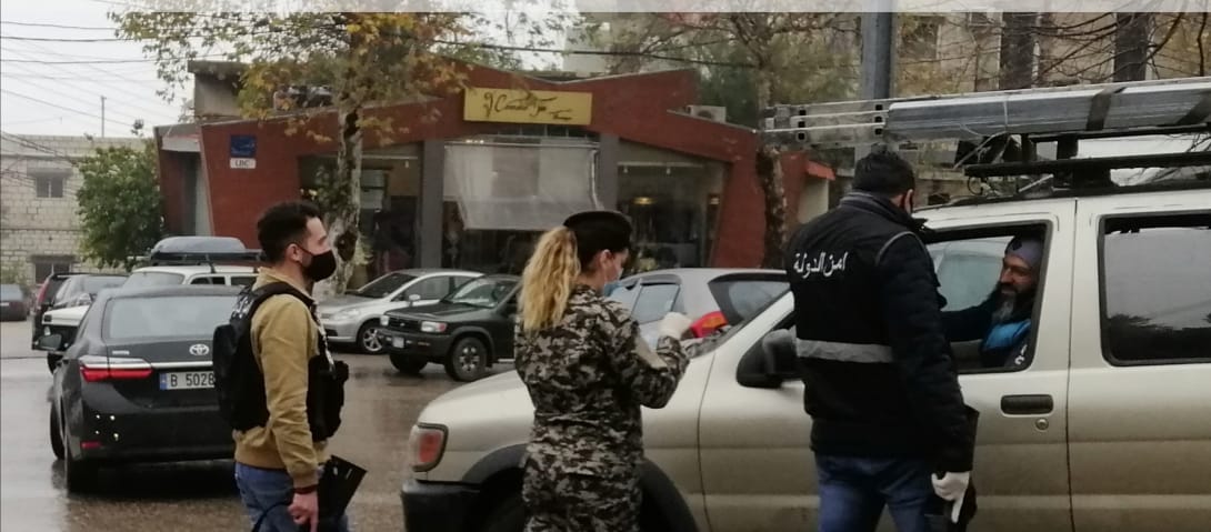 statesecuritylb's tweet photo. توزيع كمامات على المواطنين في منطقة عاليه وحثهم على ضرورة استعمالها والالتزام بالتباعد الاجتماعي للحد من انتشار جائحة كورونا. https://t.co/x1uhhrjoq5