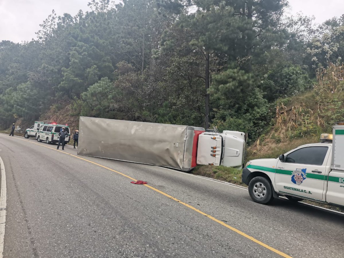 corderoquiche's tweet photo. Camión con desperfectos en el sistema de frenos vuelca en el Km. 137 Chichicastenango, Quiché, CBM Departamentales reportan solo daños materiales https://t.co/rGaDnqwGoG