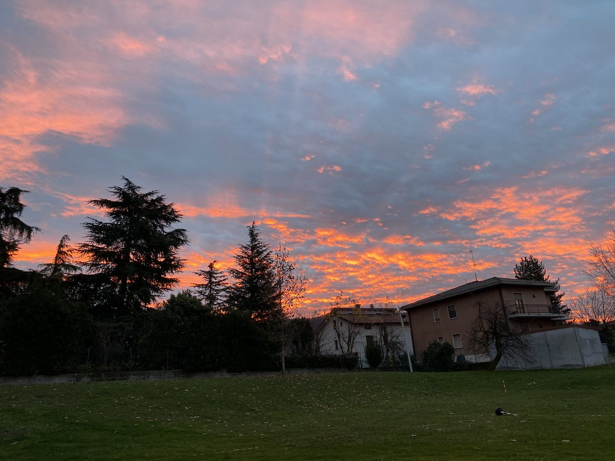 Erika32583671's tweet photo. Ed ecco a voi l’alba! 😍🥰❤️
#alba #cellatica #sole #meraviglia #cielo #nuvole #icoloridelcielo #prescuola #miinnamoro #natura #chebellezza #unico @ElenaBattagli13 https://t.co/UgWf9Rh3xl