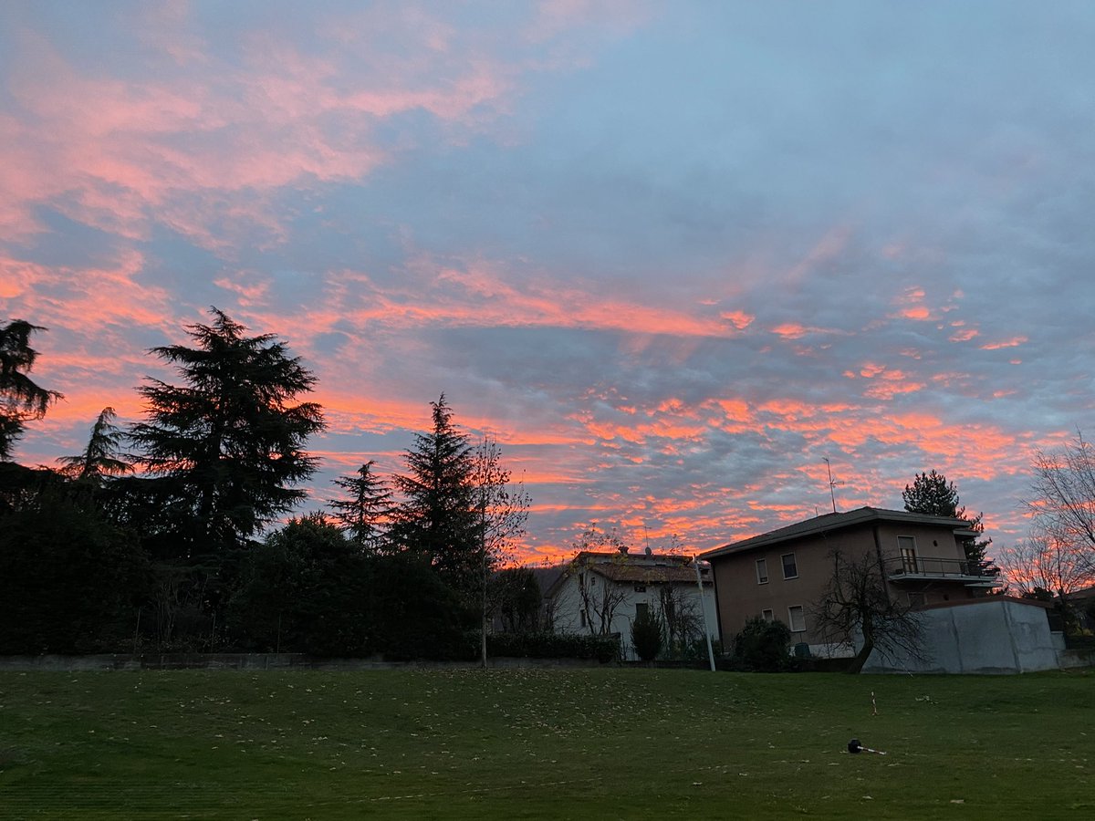 Erika32583671's tweet photo. Ed ecco a voi l’alba! 😍🥰❤️
#alba #cellatica #sole #meraviglia #cielo #nuvole #icoloridelcielo #prescuola #miinnamoro #natura #chebellezza #unico @ElenaBattagli13 https://t.co/UgWf9Rh3xl
