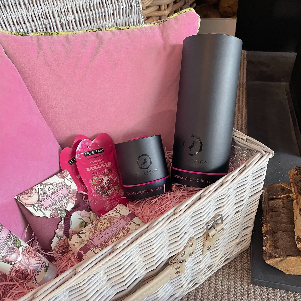 sofasandstuff's tweet photo. #COMPETITION TIME! How would you like the chance to #win this British hamper including a throw from @BritishBlankets, a candle and diffuser from @wickandtallow, and two of our scatters?

To enter
🛋 Follow us all, like and RT
🛋 Tag a friend using #sofasandstuff

Full T&amp;Cs online https://t.co/gczorpohqf