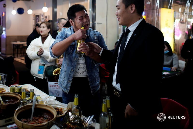 Despite the thriving night scene, Wuhan business and restaurant owners say it could still be some time before the surge in turnover makes up for massive losses during the lockdown. More   https://reut.rs/2KA2GVW  by  Aly Song and  @catecadell 6/6