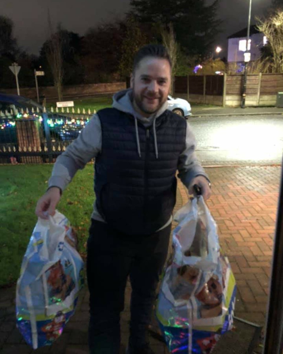 Doing my bit for #MissionChristmas so disadvantaged children can have presents on Christmas Day🎅🎁❤💙 @cashforkids #disadvantagedchildren #presents #ChristmasDay #Manchester #northwest