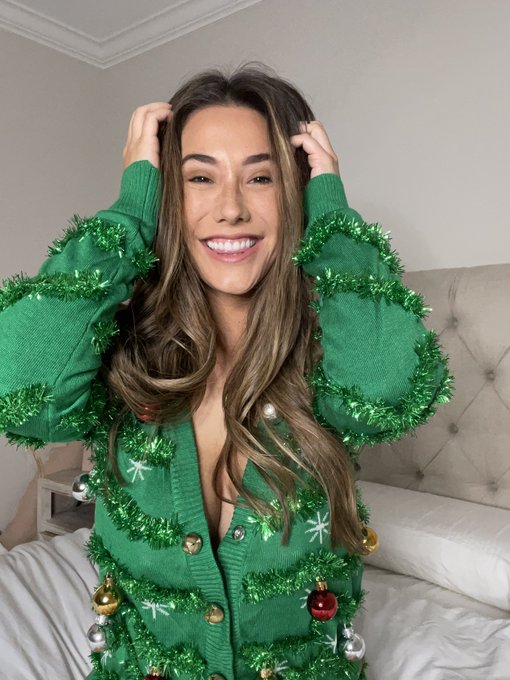 This is my new favorite sweater 🎄 https://t.co/OCyCg1JsPd