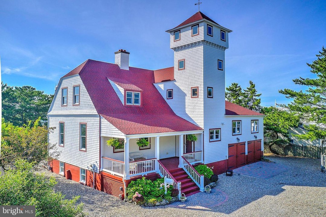 Welcome to one of the most unique and storied homes on Long Beach Island 🌊
.
This remarkable home is a rare opportunity to own a renovated Duluth-type U.S. Life Saving Station, the forerunner to the U.S. Coast Guard. 5BR/2.5BA, a large kitchen and of course, a watch tower with