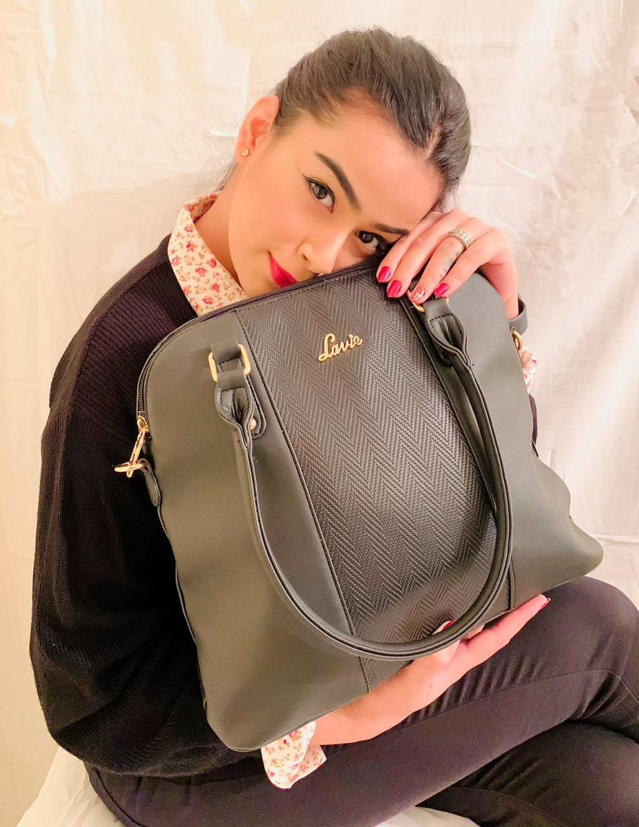 LavieWorld's tweet photo. Mood today: Happy face or mysterious? Swipe right to see! Comment your current mood!
x
Click this link to grab 59% discount on the handbag featured https://t.co/p1Nex1d3UC
x
#stylishsatchel #sleekbag #satchelbag #blacksatchel #moodoftheday #blackhandbag #stayhandsfree #bagitup https://t.co/EKVIPDQPT3