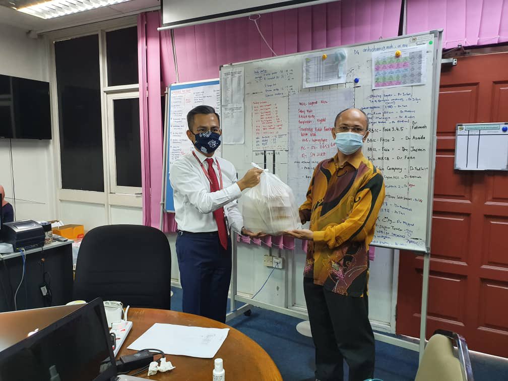 Fahmi Fadzil Twitterissa Siang Tadi Saya Lawat Pejabat Kesihatan Daerah Lembah Pantai Utk Serah Sumbangan Makanan Facemask Utk Frontliners Kkm Pkd Ini Jaga Lembah Pantai Seputeh Bukit Bintang Bantuan