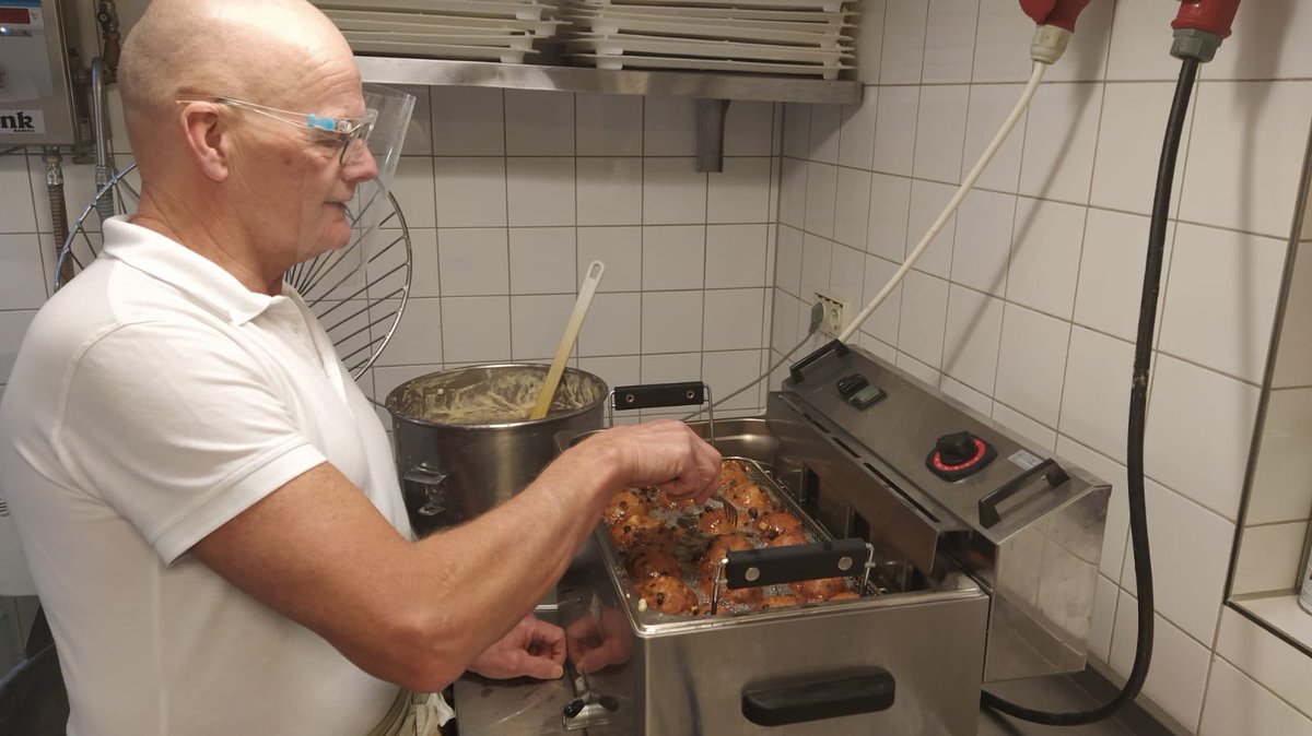 Onze chef #oliebollen en #appelflappen in actie!
Bestel ze nu, via het formulier of bestellingen@novalishoeve.nl
Vermeld naam, tel.nr, gewenste aantal en op welke dag je ze wilt komen ophalen: 30 of 31 dec.