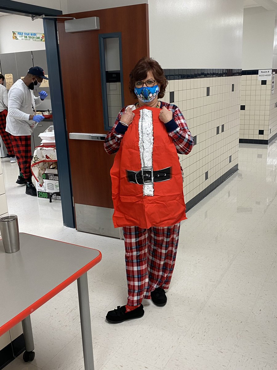 ManvelHS's tweet photo. A Christmas breakfast for our MHS family!!! Admin and office teams helped! #ohdeerwhatayear https://t.co/mKFWmIt8bD