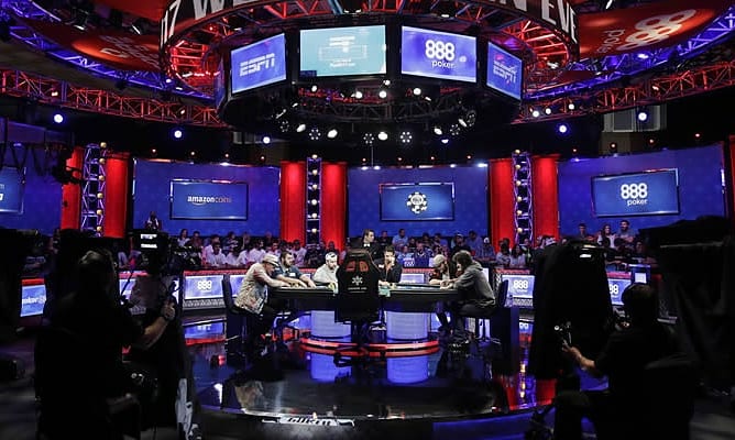 dimepoker's tweet photo. 🗣 Damián Salas se coronó campeón WSOP mientras que la mesa final del Evento Principal de US Bracket de las World Series of Poker 2020 está lista, con Joseph “kolebear” Hebert con una ventaja abrumadora https://t.co/2C17BFRnKI