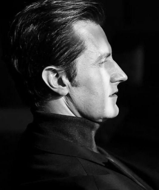 Devil, Devil
Bones of metal, metal
You torture saints with a single glance
Make them think, they ever stood a chance