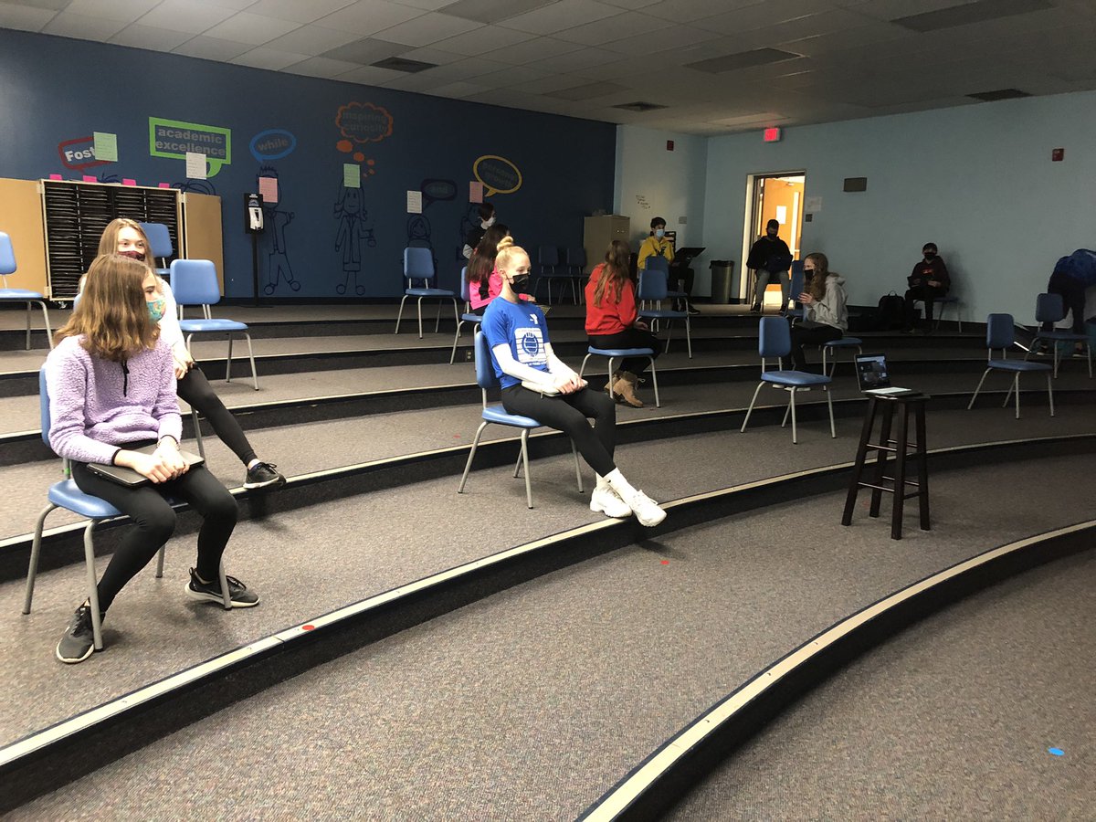 Becky_Pizzo's tweet photo. 8th grade NJHS this morning! 🎄#mertonint #mertonproud https://t.co/wJrXtnPnpQ