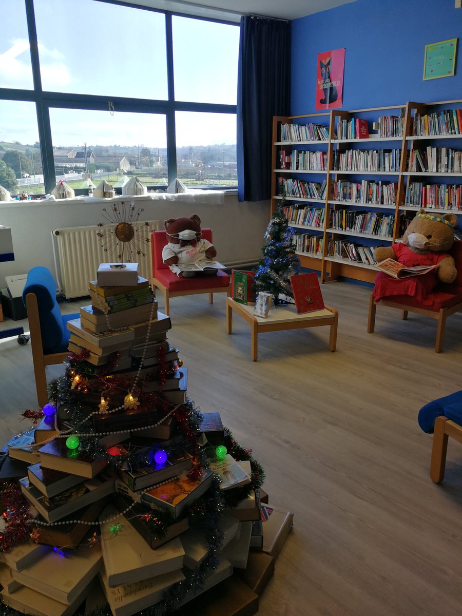 spauzat's tweet photo. Jean et Michèle lisent sagement pas loin d'un bureau Mais à qui est ce bureau ? #profdocencolere #pasdevanteleves #jesuisprofdoc @jmblanquer https://t.co/WTbJukQjso