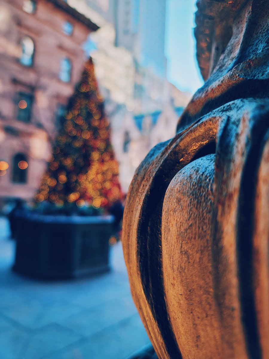 iamwaynegilbert's tweet photo. "It's Christmas Time in the City." #NYC #SantaClausIsComingToTown #Smile #HolidaySeason #Photography #Samsung #GalaxyNote20Ultra #PhoneofTheYear #ProGradeCamera #withGalaxy #giftGalaxy #Family #Friends @SamsungMobileUS https://t.co/QuGTUSw627