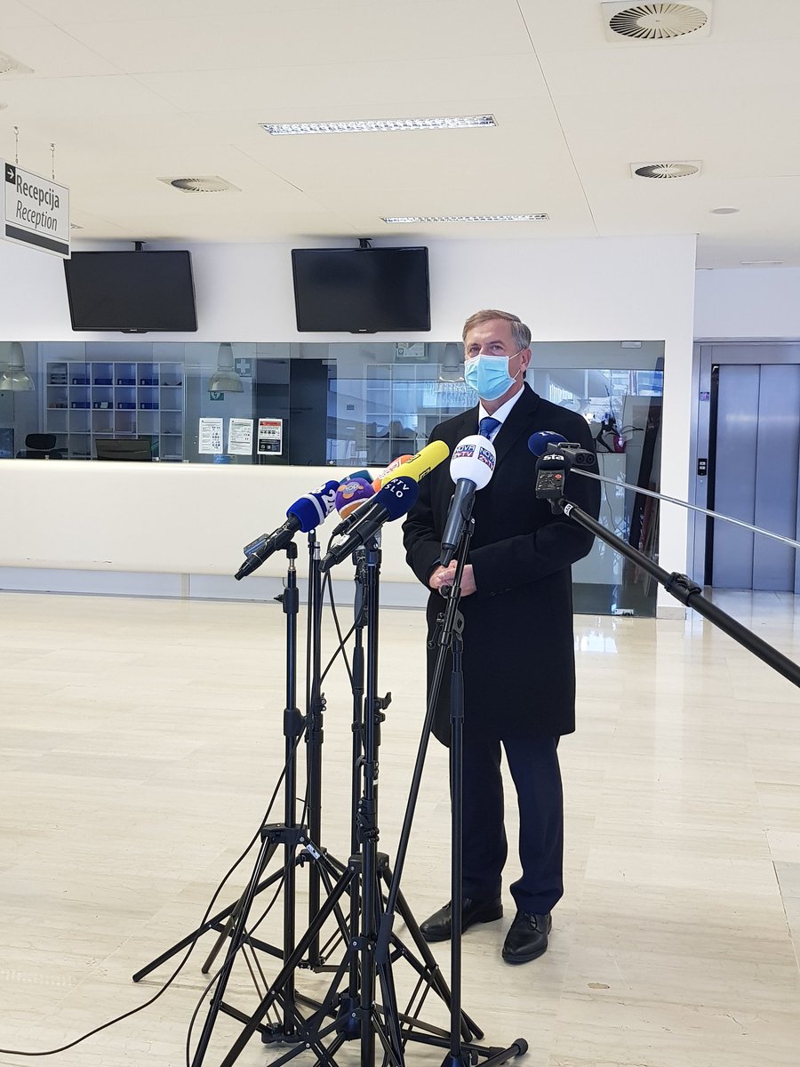 Najmanjsa koalicijska stranka <a href="/stranka_DeSUS/">DeSUS - Demokratična stranka upokojencev Slovenije</a> je izglasovala izstop iz vlade <a href="/JJansaSDS/">Janez Janša</a> - z danasnjim dnem. <a href="/ErjavecKarl/">Karl Erjavec</a> pravi, da razresitev ministrov Jozeta Podgorska in @tomazgantar prepuscajo premierju, ker vedo, da so razmere zdaj kriticne / <a href="/vecer/">Večer</a>