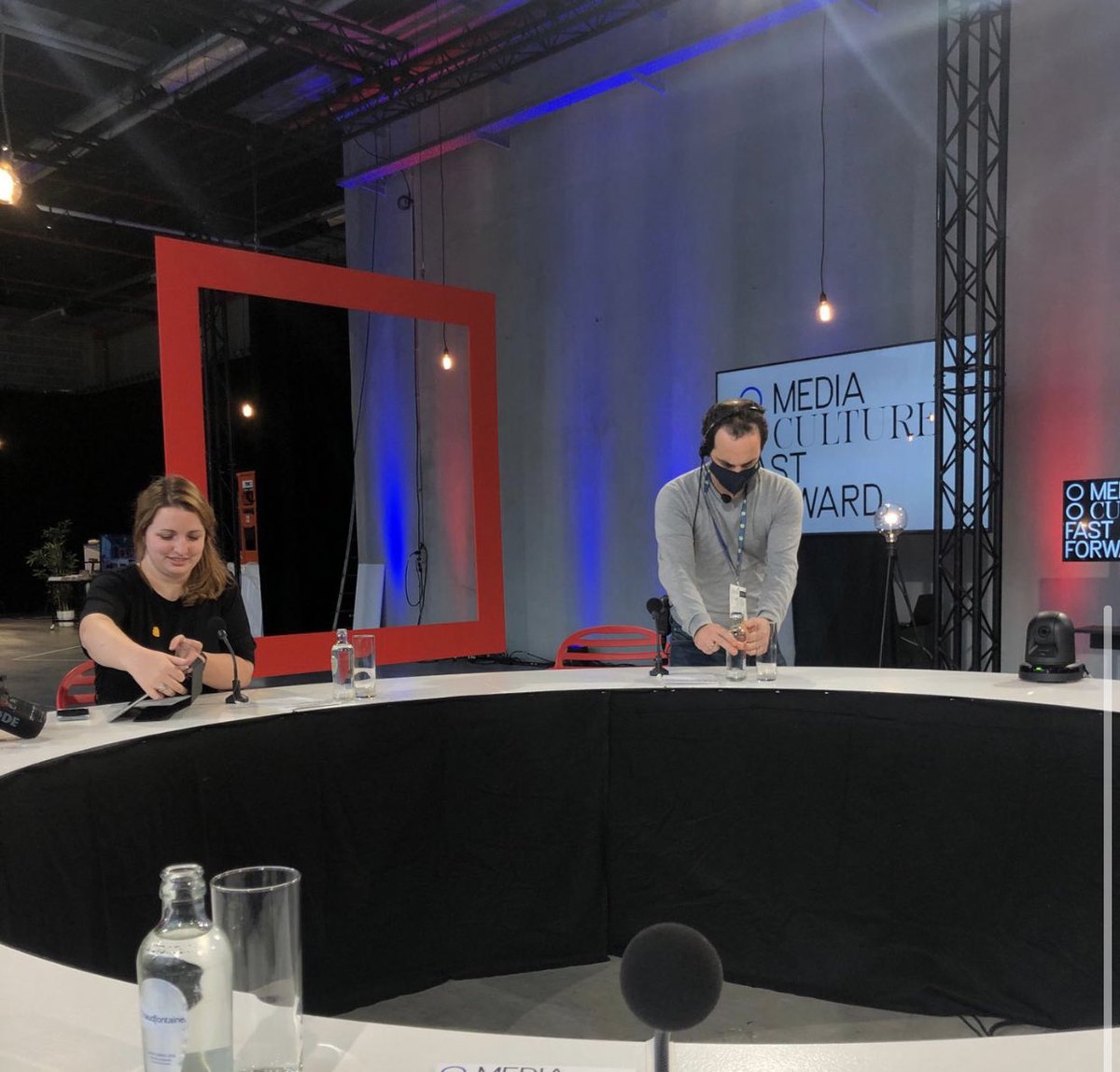 Youssef_Kobo's tweet photo. Het ASATT-team is dit jaar al meer dan 90x uitgenodigd voor allerhande panelgesprekken/keynotes om te spreken over onze missie.
De meeste waren half in pyama vanachter een laptop, maar bij @VRT mochten het weer eens terug fysiek.
Great work @Anissa_Bougrea 🚀#MediaFastForward https://t.co/z3d1UZ7ZJ4