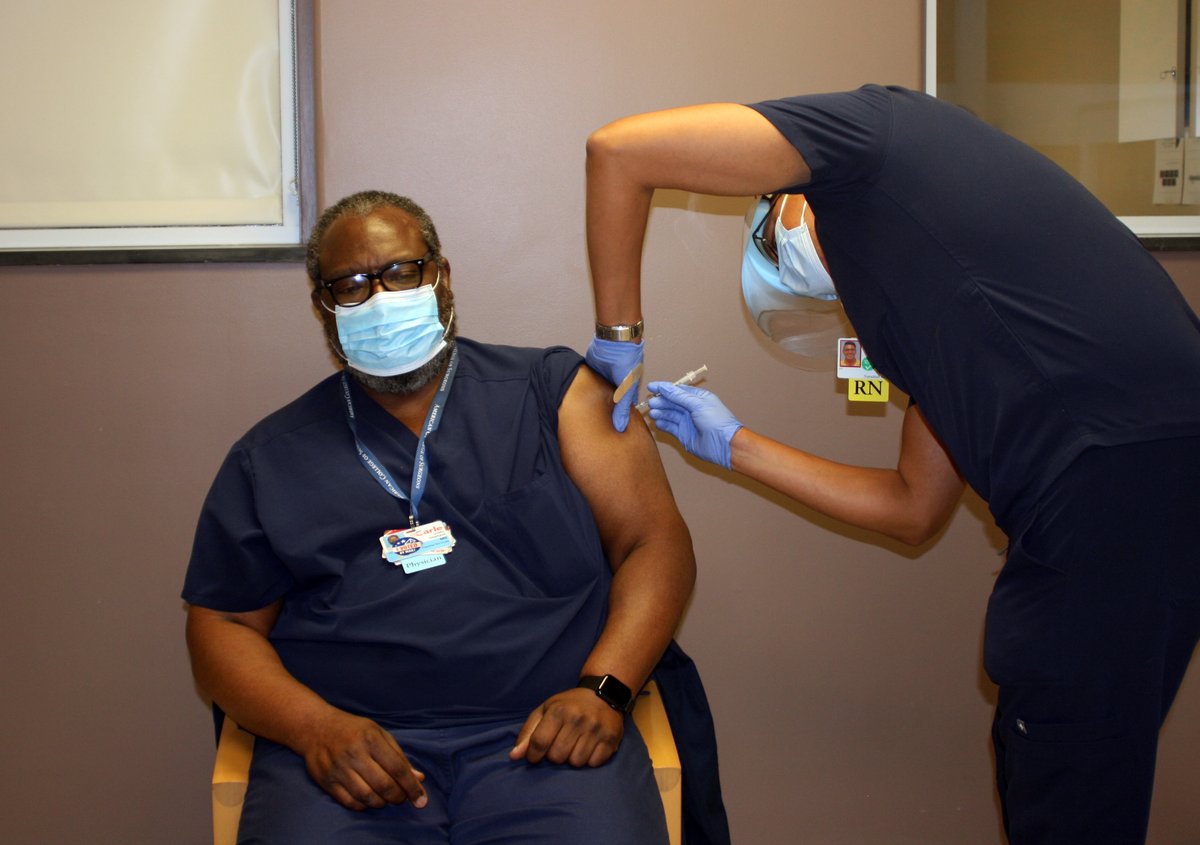 CarleHealth's tweet photo. Uretz Oliphant, MD, Trauma Surgery, was the first Urbana-based employee to receive the Pfizer-BioNTech COVID-19 vaccine this morning. Approx. 400 healthcare workers will receive the vaccine at Carle Foundation Hospital this week.

We’re proud to be part of this historic moment! https://t.co/zjvDMFVcWf