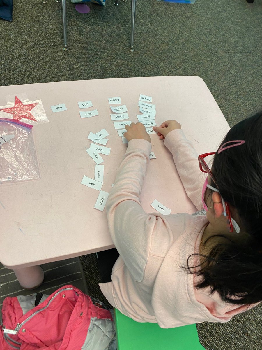resDCSD's tweet photo. Mrs. Ramirez's 2nd grade class is doing an interactive word sort. This activity promotes higher-level thinking skills, and provides oral language development opportunities that build on students' prior knowledge. #read #wordsort #wordstudy https://t.co/rcC23ZsbCm