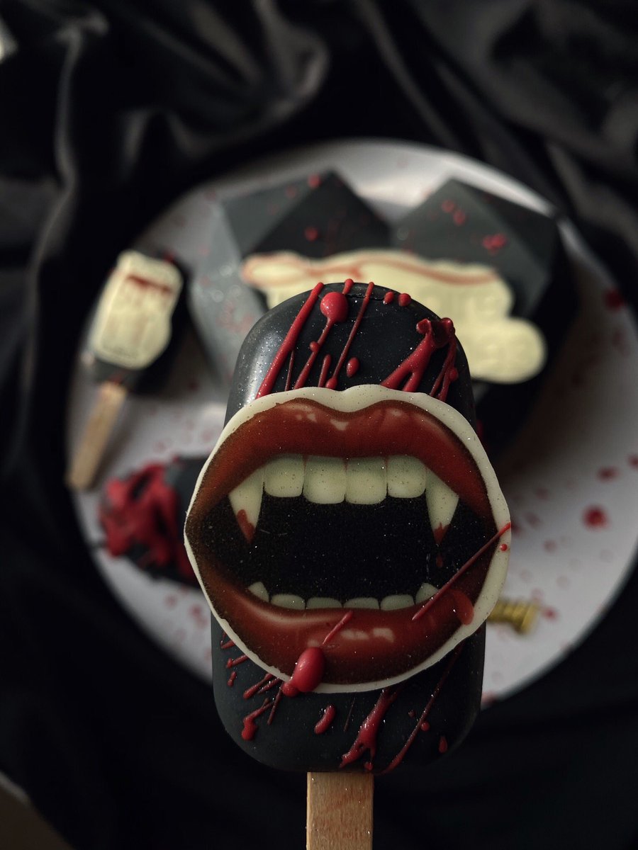 i_basmahh's tweet photo. The vampir diaries cake 🧛🏾‍♂️🩸♥️
عجبتني عجبتني مره شكلي ماحعطيها الي طلبتها 😭😭😭😂😂♥️ https://t.co/R6l2Z7qyiQ