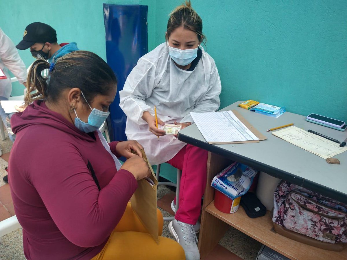 integracionbta's tweet photo. Hoy desde @SlisMartires trabajamos por la integración de personas migrantes. Estámos en Feria de servicios ofreciendo servicios de vacunación para niños, planificación familiar, prueba covid-19 y atención a la persona  mayor #IntegraciónEnTuCamino @XiniaNavarro @MiguelBarrigaTa https://t.co/g6J0eaCopm