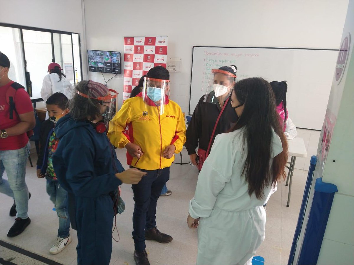 integracionbta's tweet photo. Hoy desde @SlisMartires trabajamos por la integración de personas migrantes. Estámos en Feria de servicios ofreciendo servicios de vacunación para niños, planificación familiar, prueba covid-19 y atención a la persona  mayor #IntegraciónEnTuCamino @XiniaNavarro @MiguelBarrigaTa https://t.co/g6J0eaCopm