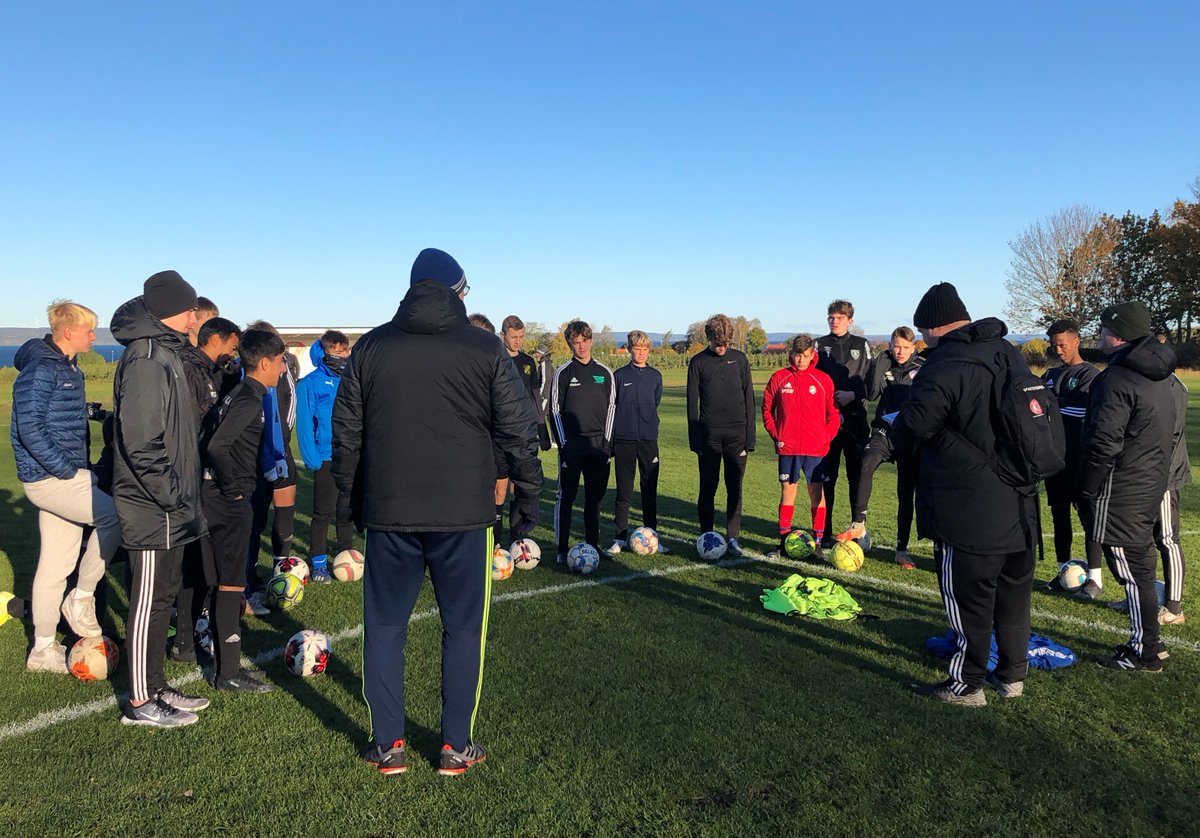 smalandsff's tweet photo. Vi söker Fotbollsutvecklare!
Nu söker vi dig som vill vara med och bidra till att utveckla fotbollen lokalt i din zon inom ledar- och spelarutbildning. https://t.co/h9kFW2DZcB #smålandsff https://t.co/29IomJw30n