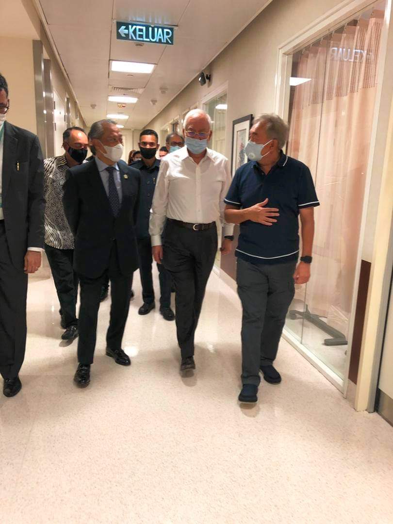 NajibRazak's tweet photo. Bonda kurang sihat.

Saya minta saudara-saudari doakan agar bonda diberi kekuatan dan sembuh.

Ini tempoh yang amat sukar dan merisaukan untuk kami sekeluarga.

Terima kasih Tan Sri Muhyiddin Yassin, Datuk Seri Anwar Ibrahim serta para pemimpin lain atas kesudian menziarahi bonda https://t.co/khLbyHQHnm