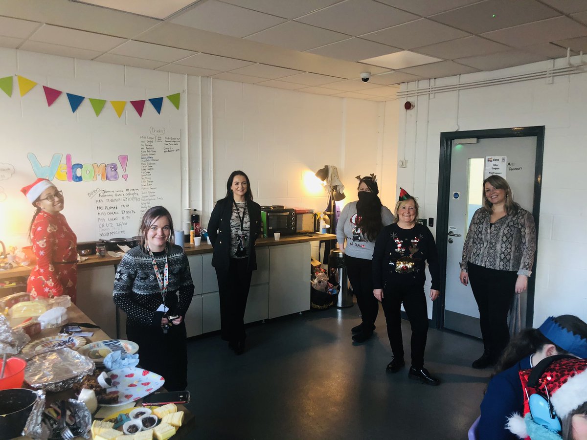 MrsF_LHS's tweet photo. It’s moments like these that I love the most 💜 Thank you to all of the staff and pupils in our nurture bases for making this pre-Christmas lunch so special @LarbertHigh @SpaceTargeted #nurtureisinournature https://t.co/jGWrRteCkC