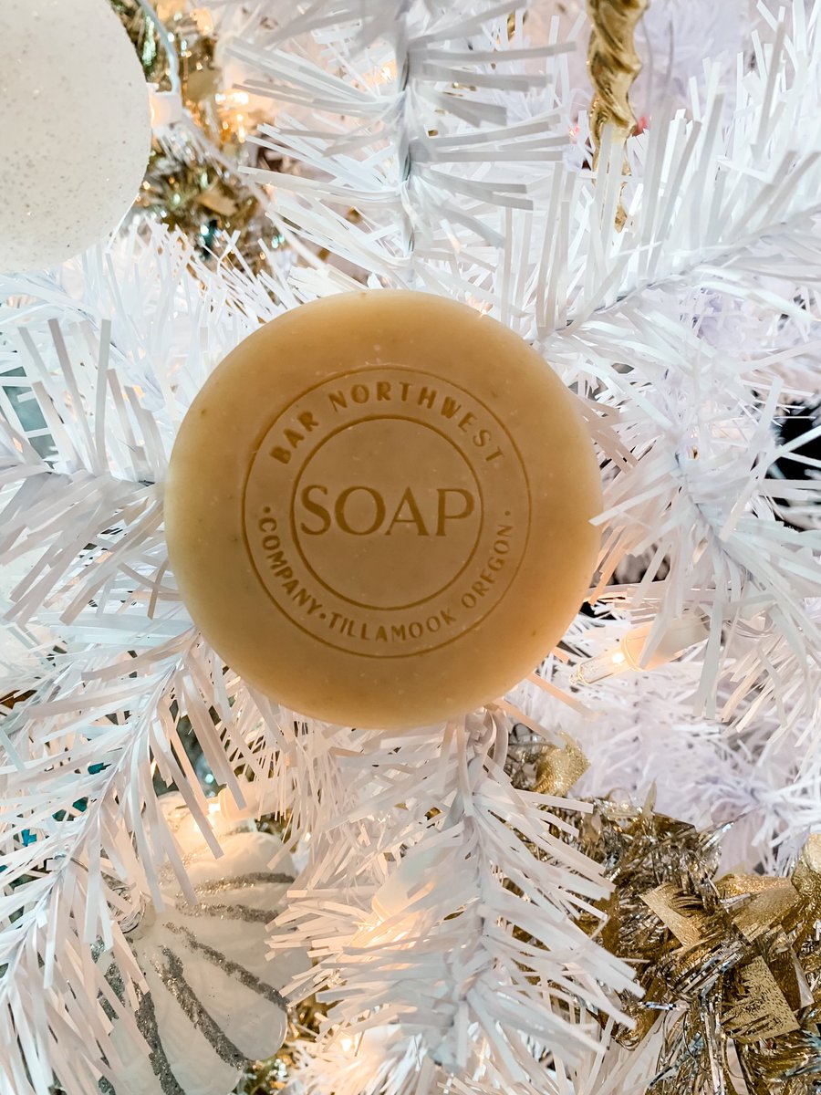 BarNorthwest's tweet photo. Sometimes less is more. Try Goats &amp; Oats an amazing fragrance free bar soap.

Packed with all of the good stuff like fresh goat milk and organic unrefined shea butter.

It's the perfect gentle treat for winter skin.
#giftsfromtheheart #giftsforfriends #giftideas #giftset https://t.co/FfTbGjWGYd