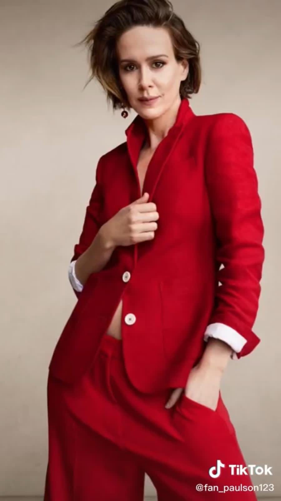 HAPPY BIRTHDAY TO THE MOST LESBIAN PERSON SARAH PAULSON!!!!!! 