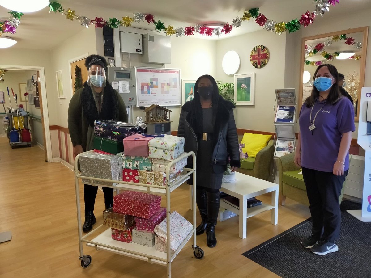 stmarks_academy's tweet photo. Sharing our values of love, hope and trust with our local community, St Mark’s students and staff donate over 40 Christmas shoebox gifts to Cumberland Elderly Care Home and the Inner Strength Network in Mitcham. 🎁🎄 https://t.co/qgHFkP76e9