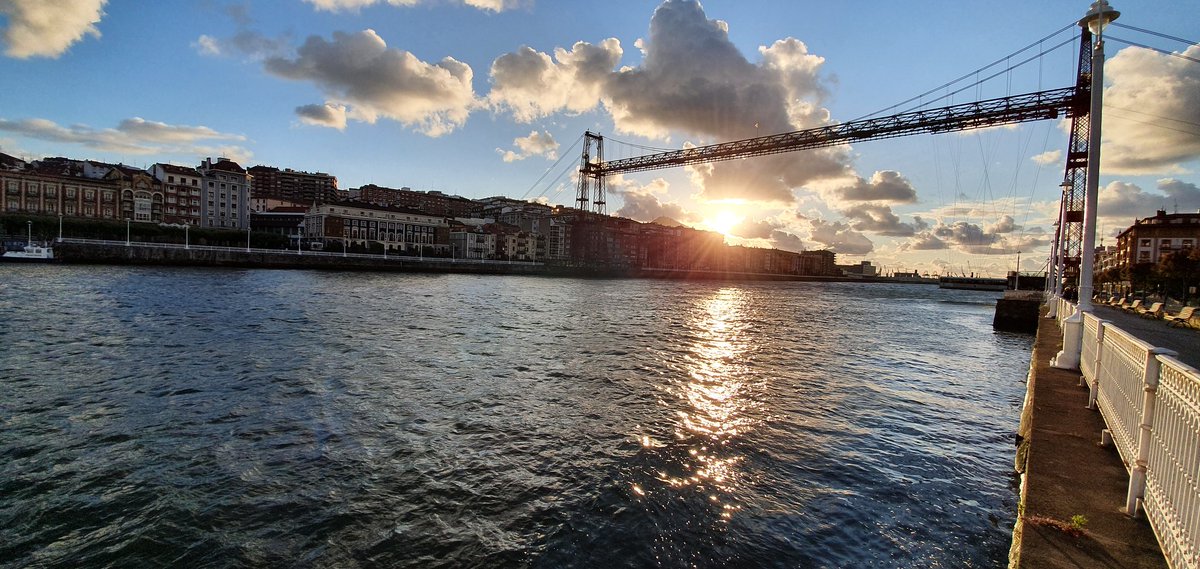 bilbaoturismo's tweet photo. 😍🌉El Puente Bizkaia, declarado monumento de la humanidad por la UNESCO, tiene más de 125 años. El transporte de vehículos y pasajeros se realiza por medio de una barquilla, la cual cuelga de un carro de 36 ruedas y 25 metros de longitud. 🚡🙌¿Lo habéis utilizado alguna vez? https://t.co/PmP49qkD4h