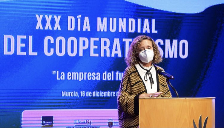 Area2Cartagena's tweet photo. Reconocimiento a la labor de los sanitarios en el XXX Día Mundial del Cooperativismo de @ucomur. Nuestra coordinadora del C. S Cartagena Este, María Isabel Mateos, recogió el galardón en nombre de sus compañeros del @Area2Cartagena @AytoCTcomunica @AytoMazarron @fuentealamo https://t.co/8av5YS0KC7